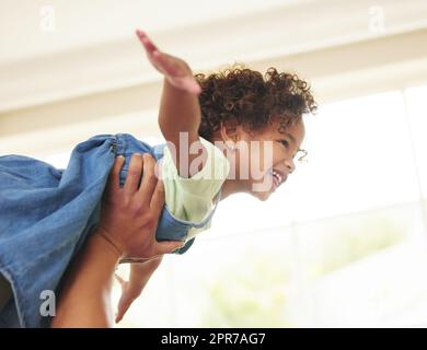 Si può volare, un uomo irriconoscibile che si lega con sua figlia nel soggiorno di casa. Foto Stock