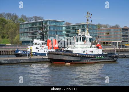 SchleppSchiffe, Neue Schlepperbrücke, Neumühlen, Amburgo, Germania Foto Stock