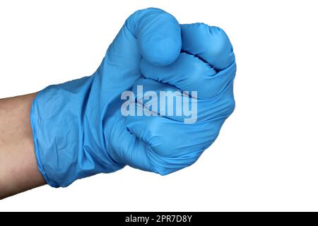 Mano isolata in un guanto medico blu agganciato a un pugno su uno sfondo bianco. Foto Stock