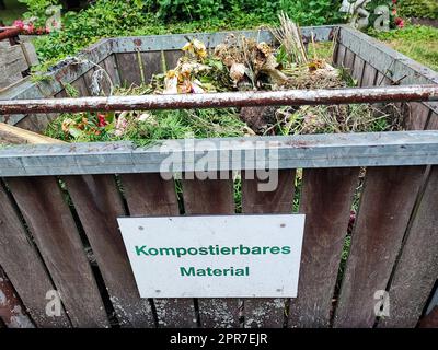 contenitori con rifiuti verdi da riciclare in un cimitero Foto Stock