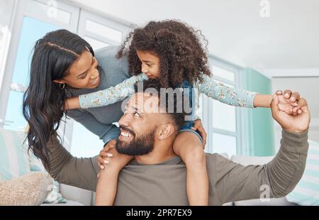 Le famiglie sono la bussola che ci guida. Scatto di una famiglia felice che si rilassa insieme a casa. Foto Stock