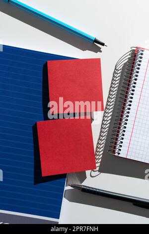 Messaggi importanti presentati su due note adesive sulla scrivania con notebook e penne. Informazioni Crutial scritte su Memo su tavolo con blocco note. Annunci critici visualizzati. Foto Stock