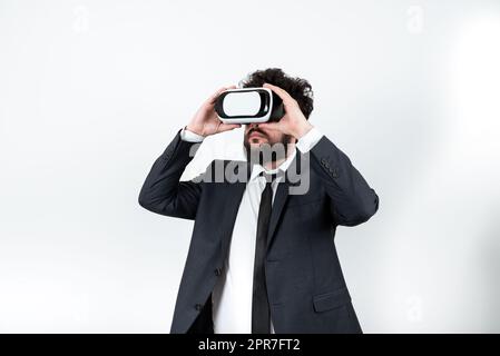 Uomo in piedi che indossa occhiali VR che presentano messaggi importanti. Foto Stock