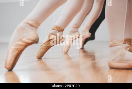 Balletto è incredibile da guardare. Shot di un gruppo di ballerine con le dita delle dita appuntite. Foto Stock