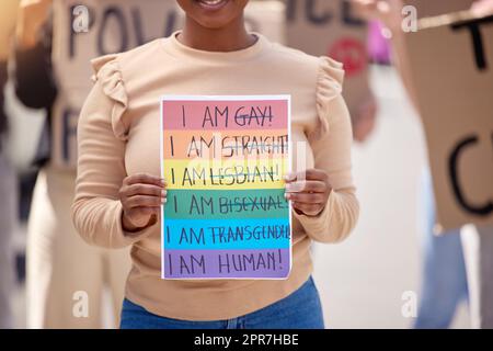 L'amore è una condizione umana. Una donna che tiene un segno ad un rally di lgbtq. Foto Stock