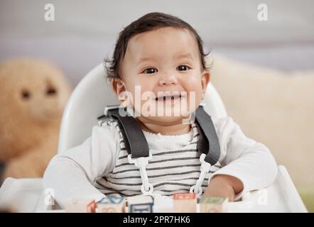 Una bambina è un fascio di primati che eccitano. Un bambino che gioca con i blocchi a casa. Foto Stock