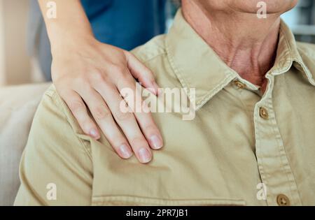 Primo piano con un medico irriconoscibile che offre supporto al paziente durante il recupero. Un dottore amorevole e sconosciuto che tiene la mano del suo paziente e mostra gentilezza mentre fa un check-up a casa Foto Stock