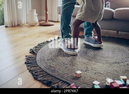 Lascia ballare. Un genitore e un bambino irriconoscibili ballano insieme a casa. Foto Stock