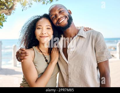 Vivere la mia vita migliore con l'amore della mia vita. Una giovane coppia che si alza fuori insieme e si unisce. Foto Stock