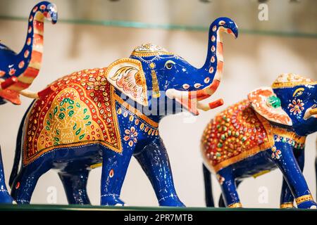 Goa, India. Souvenir di elefante dipinto in porcellana su scaffale in negozio. Beni per turisti Foto Stock