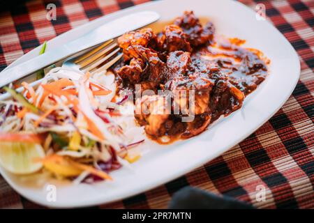 Goa, India. Il piatto della cucina nazionale indiana è gamberetti di Goan in salsa indiana. Piatto tradizionale di Goa Foto Stock