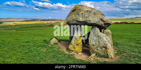 Carreg Samson conosciuto come Carreg Sampson, Samson's Stone, o The Longhouse - Pembrokeshire Coast Path in Galles, Regno Unito Foto Stock