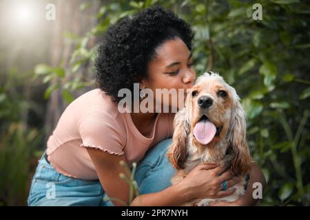 Mamma ti ama. Scatto corto di una giovane donna attraente e il suo cucciolo Cocker Spaniel fuori. Foto Stock