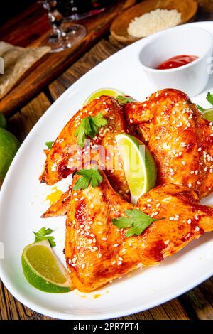 ali di pollo con spicchi di patate e sedano. Foto Stock
