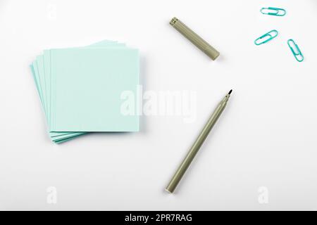 Messaggi importanti sulle note adesive sulla scrivania con pennarello e graffette. Foto Stock