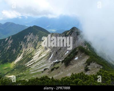 Escursione in montagna al monte Notkarspitze, Alpi Ammergau, Germania Foto Stock