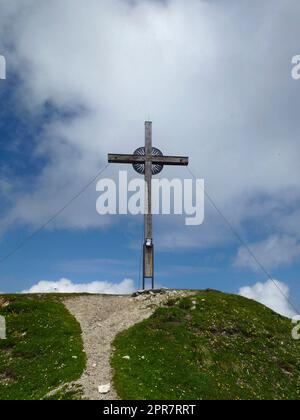 Cima croce montagna Notkarspitze, Alpi Ammergau, Germania Foto Stock