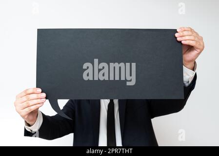 Businessman Holding Speech Bubble con messaggi importanti. Uomo in tuta che presenta le informazioni di Cruial sulla mongolfiera di dialogo. Gentleman che mostra gli aggiornamenti recenti su carta. Foto Stock