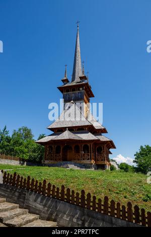 La chiesa di legno di Calinesti Susani nelle Maramure di Romania Foto Stock