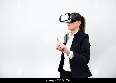 Donna che indossa occhiali per realtà virtuale e indica messaggi importanti con un solo dito. Donna d'affari che possiede occhiali da vista per realtà virtuale e mostra informazioni Crutial. Foto Stock