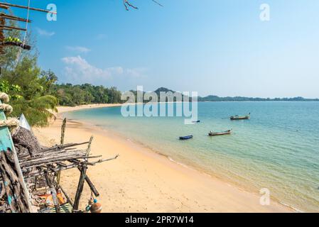 Spiaggia e spiaggia sabbiosa della Buffalo Bay sull'isola di Ko Phayam Foto Stock