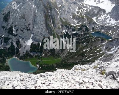 Lago Seebensee e lago Drachensee dal monte Ehrwalder Sonnenspitze in Austria Foto Stock