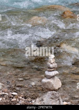 Piramidi di pietra sul fiume Partnach, Partnachklamm Reintal a Garmisch-Partenkirchen, Baviera, Germania Foto Stock