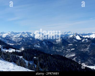 Panorama montano dal monte Wallberg, Tegernsee, Baviera, Germania Foto Stock