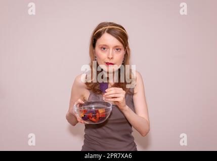 Donna in possesso di patatine Foto Stock