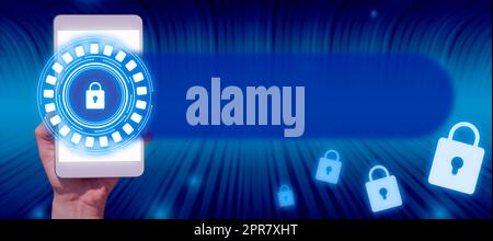 Una mano che tiene Un tablet con blocco che presenta la privacy in dati e messaggi in un design astratto. Persona con Un dispositivo con schermo a sfioramento contenente informazioni protette. Foto Stock