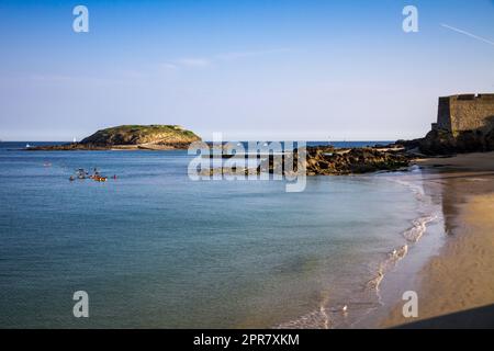 Kayak nella baia di Saint-Malo, Bretagna, Francia Foto Stock