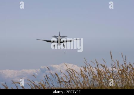 Curtis P-40 Kittyhawk combattente atterrando a Boundary Bay BC Canada Foto Stock