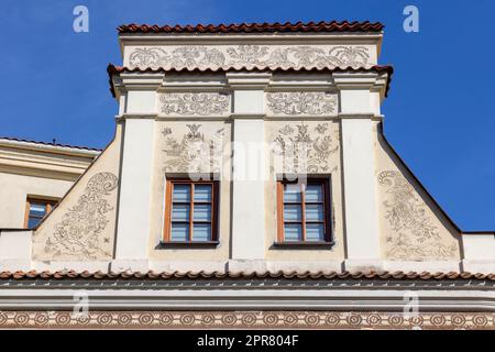 Vista della facciata decorativa della casa di proprietà nella città vecchia, Lublino, Polonia Foto Stock