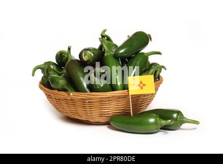 Peperoni Jalapeno verdi con bandiera del New Mexico isolati su sfondo bianco Foto Stock