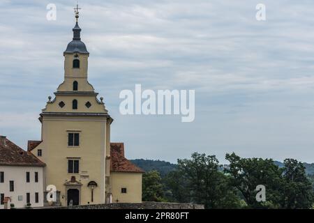 bella vecchia chiesa su un paesaggio collinare Foto Stock