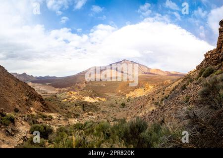 Il paesaggio vulcanico entra in vista completa dal monte Alto de Guajara, che mostra l'iconica vetta del monte Teide, rendendolo un'area da non perdere. Foto Stock