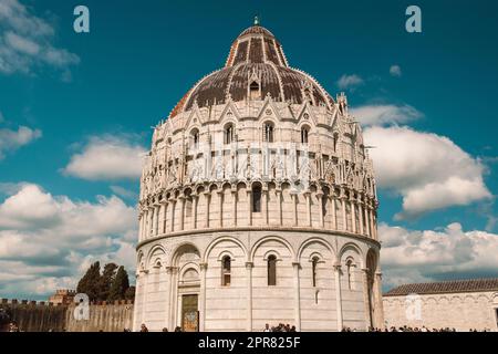 Pisa, Italia - 18 marzo 2023: Il Battistero di Pisa Torre Pendente in Piazza dei Miracoli o Piazza dei Miracoli a Pisa Foto Stock