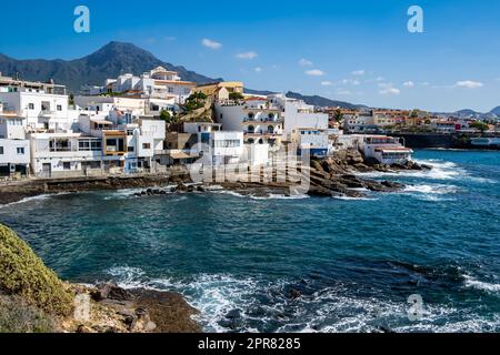 Vista del villaggio di la Caleta con la suggestiva baia di la Caleta e la tranquilla spiaggia di Playa El Varadero, che offre una fuga panoramica in una giornata di sole. Foto Stock