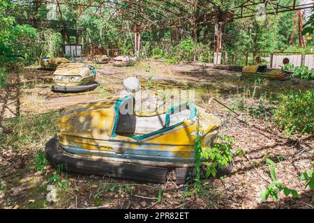 Auto per bambini rotte in un parco divertimenti in Ucraina Pripyat Foto Stock