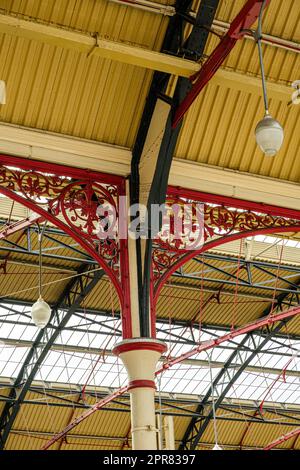 Colonne ornamentali con tetto a stanghetta, Victoria Station, Londra, Inghilterra Foto Stock