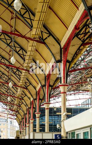 Colonne ornamentali con tetto a stanghetta, Victoria Station, Londra, Inghilterra Foto Stock