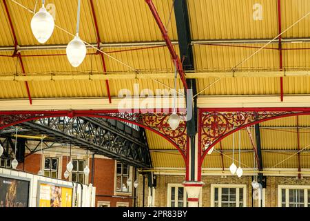 Colonne ornamentali con tetto a stanghetta, Victoria Station, Londra, Inghilterra Foto Stock