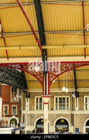 Colonne ornamentali con tetto a stanghetta, Victoria Station, Londra, Inghilterra Foto Stock