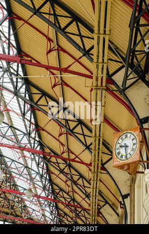 Colonne ornamentali con tetto a stanghetta, Victoria Station, Londra, Inghilterra Foto Stock