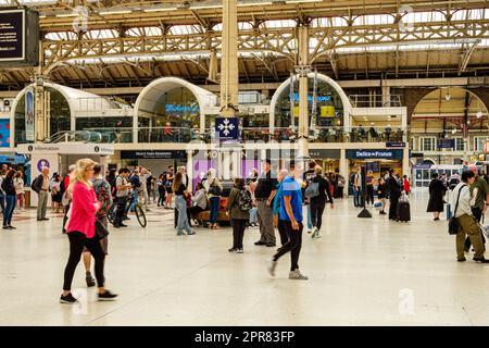 Concourse moderno, Victoria Station, Londra, Inghilterra Foto Stock