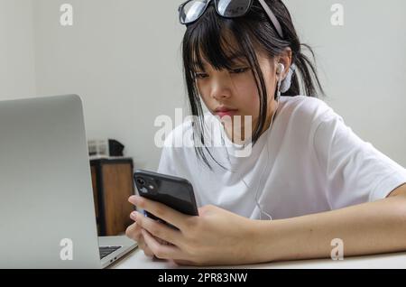 ragazza studiare l'apprendimento digitale internet video online computer portatile a casa. Foto Stock