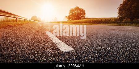 Black Asphalt Road e White Dividing Lines Foto Stock