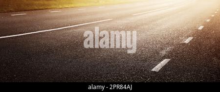 Black Asphalt Road e White Dividing Lines Foto Stock