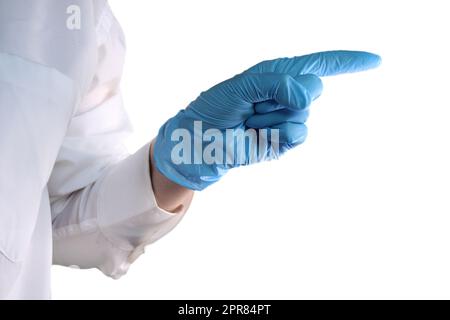 La mano del medico in un guanto medico blu punta la direzione con il dito. Foto Stock