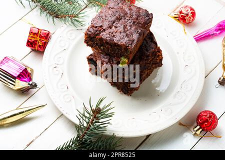 Panforte, torta con mandorle, noci, frutta secca e frutti di bosco. Dolci natalizi o brownie Foto Stock